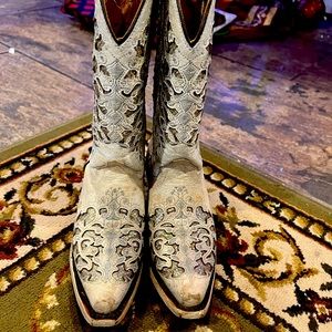 Youth girl, boots, size 3 corral